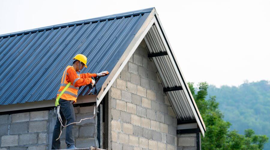 Professional gutter cleaning in Thaxton, MS